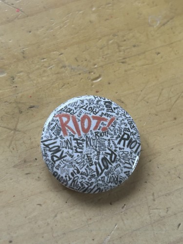 Rivolta spilla paramore - rivolta!,